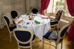 Table setting with crackers